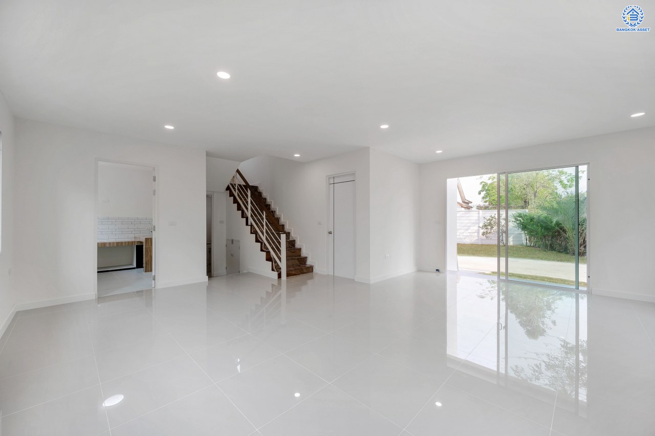 บ้านมือสองตกแต่งใหม่ แบรนด์ Sansiri โครงการ ฮาบิเทีย บางใหญ่ หลังมุม เนื้อที่ 107.3 ตร.ว. พื้นที่ใช้สอย 156.7 ตร.ม. ฟังก์ชัน 3 ห้องนอน 3 ห้องน้ำ จอดรถได้ 4 คัน บนทำเลเดินทางสะดวก เชื่อมสู่ย่านใจกลางเมืองได้อย่างรวดเร็ว ใกล้เซ็นทรัลเวสต์เกต และรถไฟฟ้าสายสีม่วง "สถานีคลองบางไผ่"